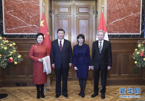 1月15日，國(guó)家主席習(xí)近平在伯爾尼出席瑞士聯(lián)邦委員會(huì)全體委員集體舉行的迎接儀式并致辭。這是瑞士聯(lián)邦主席洛伊特哈德夫婦在聯(lián)邦大廈迎接習(xí)近平和夫人彭麗媛。 新華社記者 蘭紅光 攝