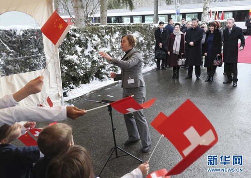 這是習近平和夫人彭麗媛在伯爾尼克爾薩茨火車站觀看瑞士童聲合唱團表演。 新華社記者 蘭紅光 攝