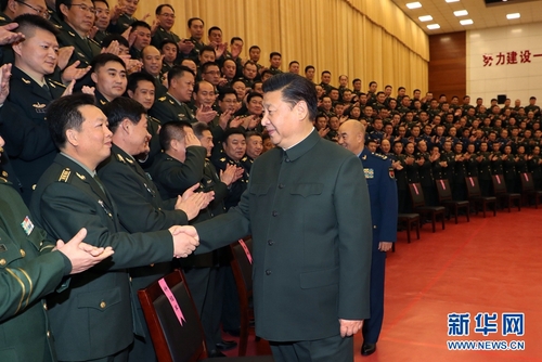 1月23日，習(xí)近平專程來到陸軍第65集團(tuán)軍，深入基層連隊，看望慰問官兵，代表黨中央和中央軍委，向全軍指戰(zhàn)員、武警部隊官兵、民兵預(yù)備役人員致以誠摯問候和新春祝福。這是習(xí)近平親切接見駐張家口部隊師以上領(lǐng)導(dǎo)干部和團(tuán)級單位主官。新華社記者李剛攝