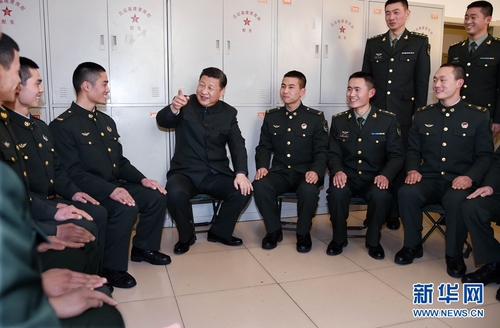 1月23日，習(xí)近平專程來到陸軍第65集團(tuán)軍，深入基層連隊，看望慰問官兵，代表黨中央和中央軍委，向全軍指戰(zhàn)員、武警部隊官兵、民兵預(yù)備役人員致以誠摯問候和新春祝福。這是習(xí)近平在該集團(tuán)軍“大功三連”同官兵親切交談。新華社記者李剛攝