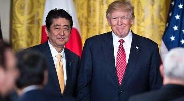 日本首相安倍晉三與美國(guó)總統(tǒng)特朗普會(huì)面。