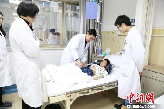 醫(yī)生術(shù)后檢查小明身體情況?！＄娦?攝