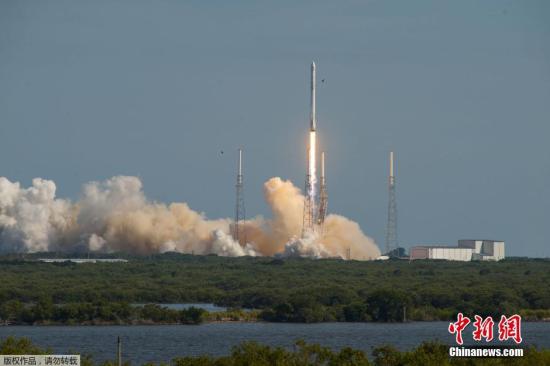 美國佛羅里達(dá)州，美國民營太空探索科技公司SpaceX的獵鷹9號運(yùn)載火箭，載“飛龍?zhí)枴保―ragon）無人太空貨船，自卡納維爾角發(fā)射升空。