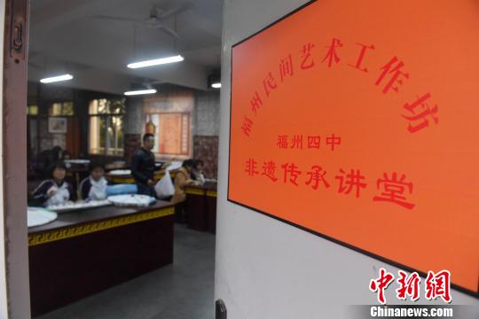 “非遺”油紙傘制作技藝進校園：讓孩子了解傳統(tǒng)文化