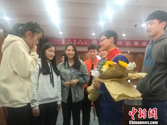 “帶病父建高鐵”小伙感動(dòng)社會(huì)坦誠盡孝反哺是理所應(yīng)當(dāng)