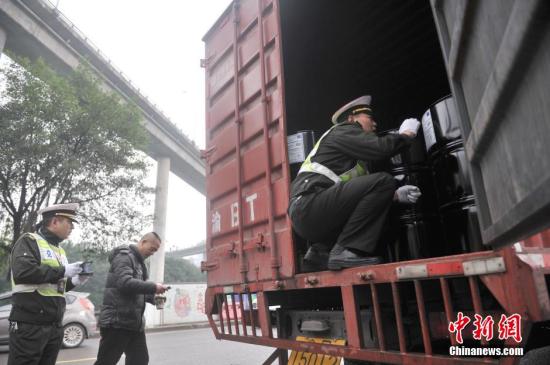 重慶交巡警開展“六打六治”打非治違專項(xiàng)行動 圖為執(zhí)法人員正在進(jìn)行運(yùn)輸車輛檢查。 陳超 攝