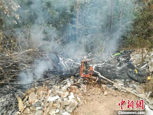 圖說：殘火剛剛被撲滅，仍有濃煙冒起，現(xiàn)場一片狼藉。　鐘欣 攝