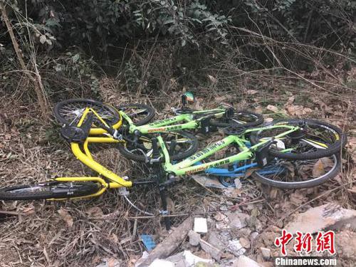 圖說：現(xiàn)場雖有四輛共享單車“幸免于火”，但其坐墊均不知所蹤?！≈芟?攝