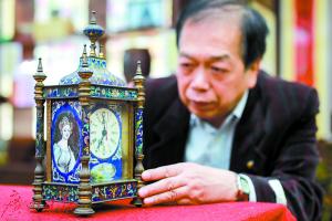 伍立橋和他的藏品古堡式座鐘。