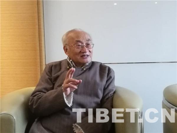△圖為特意穿上藏裝的張小平接受中國西藏網(wǎng)記者采訪，攝影：蘇文彥