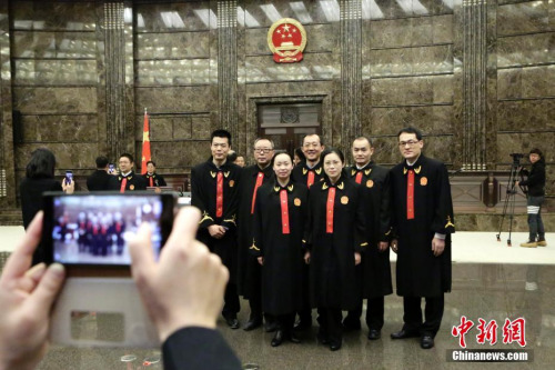 資料圖：新任法官合影留念。<a target='_blank' href='http://www.chinanews.com/'>中新社</a>記者 李慧思 攝