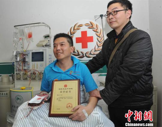造血干細(xì)胞采集結(jié)束后，河南省紅十字會為曹紅衛(wèi)頒發(fā)榮譽(yù)證書。　丁友明 攝