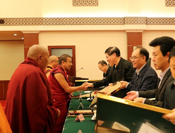 2月21日，全省藏傳佛教寺廟分類管理達(dá)標(biāo)升級暨第二批文明和諧寺廟表彰工作會議在蓉舉行。
