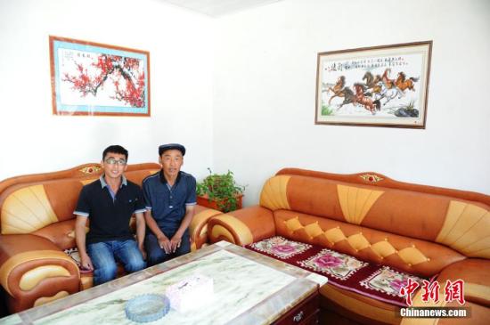 資料圖：甘肅省定西市安定區(qū)張家灣村農(nóng)民茍輝軍迎來不住危房的生活。楊艷敏 攝