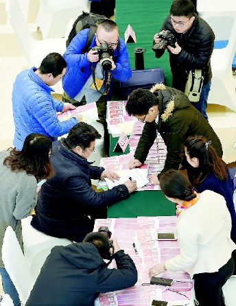3月1日，來自河南的全國政協(xié)委員抵達北京，出席全國政協(xié)十二屆五次會議。
