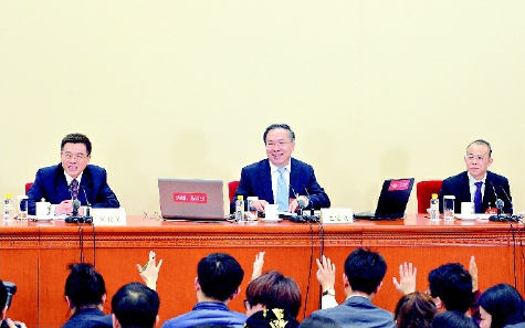 ▲3月2日，全國政協(xié)十二屆五次會議新聞發(fā)布會在北京人民大會堂舉行，大會新聞發(fā)言人王國慶介紹會議有關(guān)情況并回答中外記者提問。  本報(bào)記者  賈寧  攝