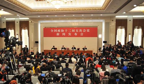 3月2日，全國政協(xié)十二屆五次會議新聞發(fā)布會在北京人民大會堂舉行。圖為新聞發(fā)布會現(xiàn)場。