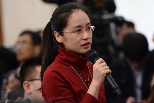 十二屆全國人大五次會(huì)議于3月4日上午11時(shí)在人民大會(huì)堂新聞發(fā)布廳舉行新聞發(fā)布會(huì)，由大會(huì)發(fā)言人傅瑩就大會(huì)議程和人大工作相關(guān)的問題回答中外記者的提問。圖為光明日?qǐng)?bào)融媒體記者提問。人民網(wǎng)記者 張啟川 攝