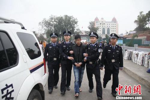 圖為將網(wǎng)上追捕逃犯押回審訊?！↑S卓 攝