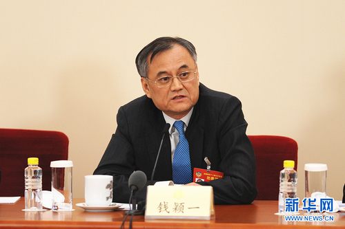 圖為全國(guó)政協(xié)委員錢穎一回答記者提問(wèn)。_副本