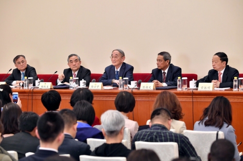 3月6日，全國政協(xié)十二屆五次會議在北京人民大會堂新聞發(fā)布廳召開記者會，邀請全國政協(xié)委員厲以寧、陳錫文、楊凱生、常振明、錢穎一就深入推進“三去一降一補”、深入推進農(nóng)業(yè)供給側(cè)結(jié)構(gòu)性改革、著力振興實體經(jīng)濟、防范金融風(fēng)險、推進“一帶一路”建設(shè)等回答記者提問。3
