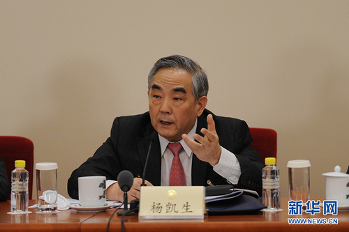 　3月6日，全國政協(xié)十二屆五次會議在北京人民大會堂新聞發(fā)布廳召開記者會，邀請5位全國政協(xié)委員就深入推進“三去一降一補”、深入推進農(nóng)業(yè)供給側(cè)結(jié)構(gòu)性改革、著力振興實體經(jīng)濟、防范金融風(fēng)險、推進“一帶一路”建設(shè)等回答記者提問。圖為全國政協(xié)委員楊凱生回答記者提問。