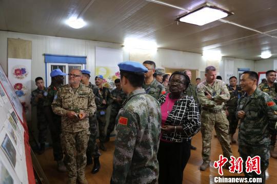 軍事代表團參觀中國工兵工作圖片展?！±钚?攝