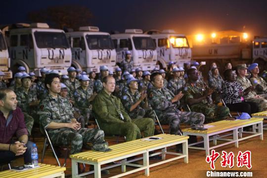 聯(lián)合國紐約總部高級軍事代表團在觀看中國工兵文藝節(jié)目?！±钚?攝