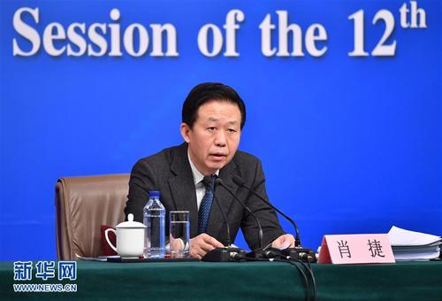 　　3月7日，十二屆全國人大五次會議新聞中心舉行記者會，邀請財政部部長肖捷、部長助理戴柏華就“財政工作和財稅改革”的相關(guān)問題回答中外記者的提問。這是肖捷在回答記者提問。