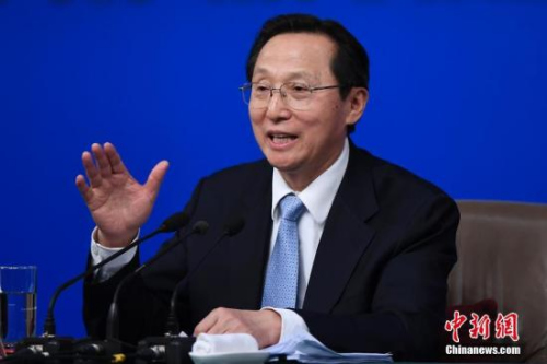 3月7日，十二屆全國人大五次會(huì)議舉行記者會(huì)，邀請(qǐng)農(nóng)業(yè)部部長韓長賦、副部長張?zhí)伊值染汀巴七M(jìn)農(nóng)業(yè)供給側(cè)結(jié)構(gòu)性改革”的相關(guān)問題回答中外記者的提問。<a target='_blank' href='http://www.chinanews.com/'>中新社</a>記者 韋亮 攝