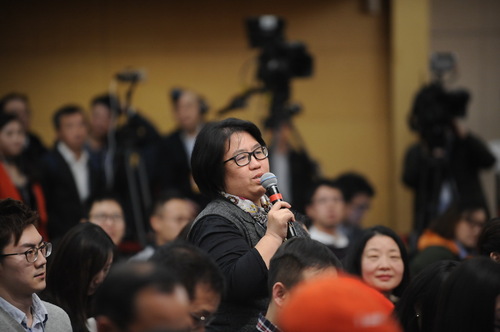 婦女報(bào)記者提問(wèn)。