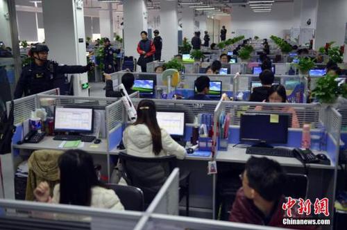 資料圖：在中國(guó)公安部的組織協(xié)調(diào)和湖南、上海等19地警方的協(xié)助下，廣東警方集中開(kāi)展“颶風(fēng)1號(hào)”專(zhuān)案收網(wǎng)行動(dòng)，成功摧毀侵犯公民個(gè)人信息犯罪團(tuán)伙6個(gè)，搗毀犯罪窩點(diǎn)14個(gè)，抓獲犯罪嫌疑人138名，繳獲涉及全國(guó)公民個(gè)人信息近1億條。<a target='_blank' href='http://www.chinanews.com/'>中新社</a>發(fā) 警方資料圖片