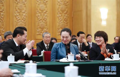 3月7日，遼寧代表團(tuán)的馮玉萍代表（前中）在發(fā)言時(shí)激動(dòng)不已。在兩會(huì)會(huì)場(chǎng)內(nèi)外，女代表、女委員、女工作人員、女記者在工作中盡職盡責(zé)，展現(xiàn)著自己的風(fēng)采。 新華社記者 謝環(huán)馳 攝