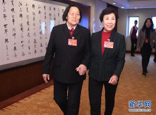 3月7日，全國(guó)人大代表申紀(jì)蘭（左）和郭鳳蓮準(zhǔn)備參加十二屆全國(guó)人大五次會(huì)議山西代表團(tuán)的會(huì)議。在兩會(huì)會(huì)場(chǎng)內(nèi)外，女代表、女委員、女工作人員、女記者在工作中盡職盡責(zé)，展現(xiàn)著自己的風(fēng)采。 新華社記者 燕雁 攝