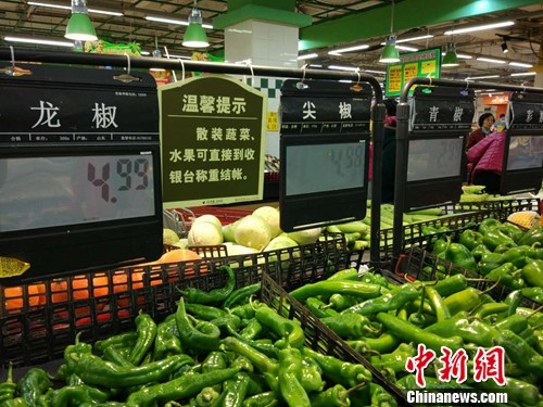 市民在超市選購蔬菜。<a target='_blank' href='http://www.chinanews.com/' >中新網(wǎng)</a>記者 李金磊 攝
