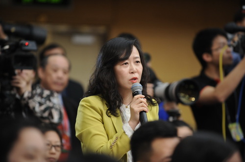 法制日報(bào)記者提問。