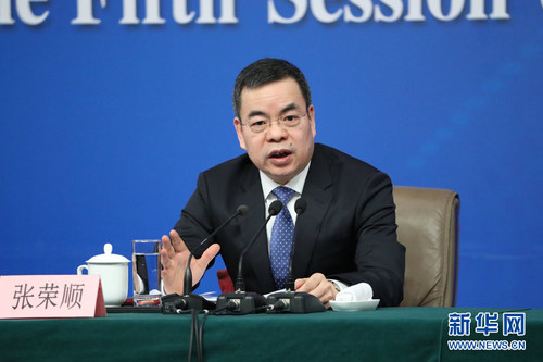 圖為全國人大常委會(huì)法工委副主任張榮順回答記者提問。