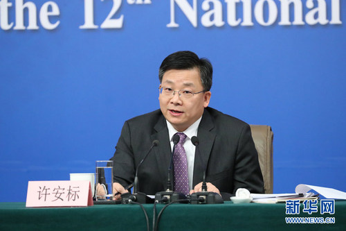 圖為全國人大常委會法工委副主任許安標(biāo)回答記者提問。