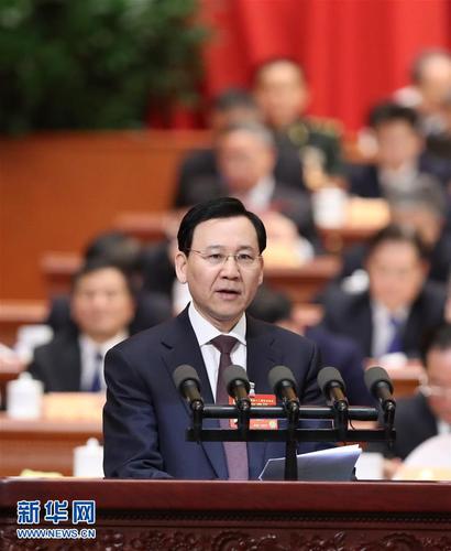 3月9日，全國(guó)政協(xié)十二屆五次會(huì)議在北京人民大會(huì)堂舉行第二次全體會(huì)議。這是李守鎮(zhèn)委員代表全國(guó)總工會(huì)作《建設(shè)高素質(zhì)產(chǎn)業(yè)工人隊(duì)伍打造更多“大國(guó)工匠”》的發(fā)言。 新華社記者 劉衛(wèi)兵 攝