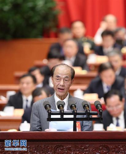 3月9日，全國(guó)政協(xié)十二屆五次會(huì)議在北京人民大會(huì)堂舉行第二次全體會(huì)議。這是張泓銘委員作《樓市調(diào)控需要對(duì)沖異常波動(dòng)的自動(dòng)調(diào)節(jié)機(jī)制同綜合施策形成合力》的發(fā)言。 　新華社記者 張鐸 攝