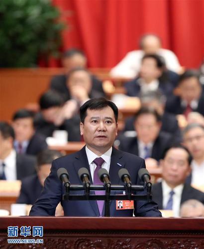 3月9日，全國(guó)政協(xié)十二屆五次會(huì)議在北京人民大會(huì)堂舉行第二次全體會(huì)議。這是張近東委員代表全國(guó)工商聯(lián)作《大力推動(dòng)實(shí)體零售向智慧零售轉(zhuǎn)型》的發(fā)言。新華社記者 劉衛(wèi)兵 攝