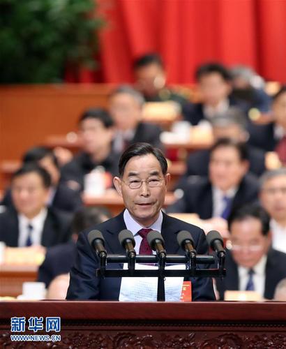 3月9日，全國(guó)政協(xié)十二屆五次會(huì)議在北京人民大會(huì)堂舉行第二次全體會(huì)議。這是朱保成委員代表農(nóng)業(yè)界作《關(guān)于進(jìn)一步深入推進(jìn)農(nóng)村土地實(shí)行“三權(quán)分置”的建議》的發(fā)言。新華社記者 劉衛(wèi)兵 攝
