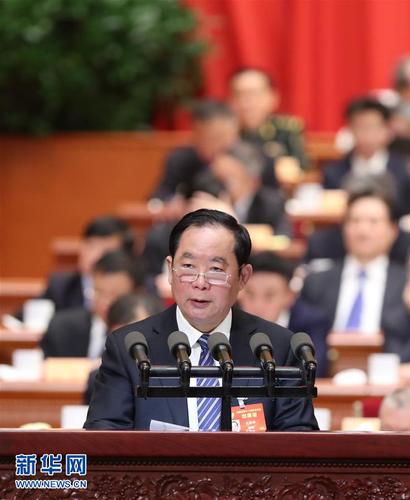 3月9日，全國(guó)政協(xié)十二屆五次會(huì)議在北京人民大會(huì)堂舉行第二次全體會(huì)議。這是朱維群委員代表全國(guó)政協(xié)民族和宗教委員會(huì)作《關(guān)于自然保護(hù)區(qū)建設(shè)與管理頂層設(shè)計(jì)的建議》的發(fā)言。 　新華社記者 張鐸 攝