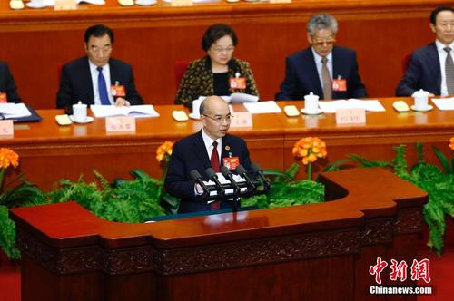 3月10日，全國政協(xié)十二屆五次會議在北京人民大會堂舉行第三次全體會議。圖為朱專興委員作《堅守清廉家風(fēng) 鑄牢家庭防腐“籬笆墻”》的發(fā)言。中新社記者 富田 攝