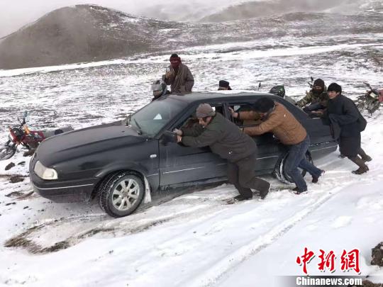 圖為降雪導(dǎo)致路面結(jié)冰，牧區(qū)行車(chē)?yán)щy?！＄娦?攝