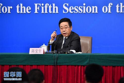 3月12日，十二屆全國人大五次會議新聞中心舉行記者會，邀請教育部部長陳寶生就“教育改革發(fā)展”的相關問題回答中外記者的提問。這是陳寶生回答記者提問新華社記者 李鑫 攝