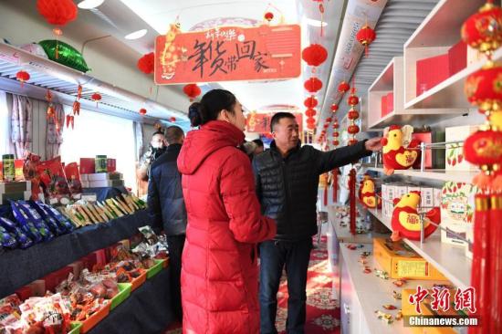 資料圖：旅客選購自己滿意的年貨產(chǎn)品。<a target='_blank' href='http://www.chinanews.com/'>中新社</a>記者 楊艷敏 攝