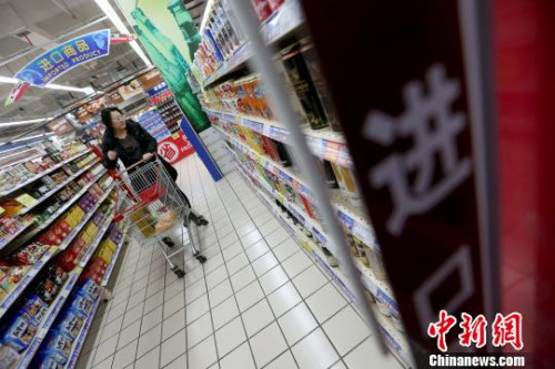 資料圖：山西太原，民眾在超市選購(gòu)進(jìn)口商品。　張?jiān)?攝