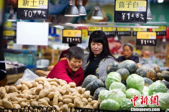 山西太原，民眾在超市選購蔬菜。　張云 攝