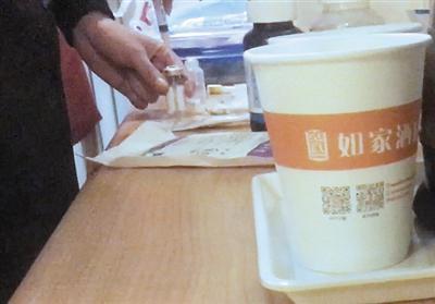 3月11日，六里橋一快捷酒店客房內(nèi)，“醫(yī)生”拿著注射器，正在為打瘦臉針顧客配藥。